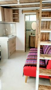 サリナスにあるDulcinea Mini Houseの二段ベッドとキッチンが備わる客室です。