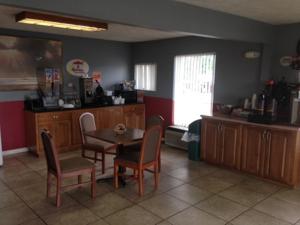 a kitchen with a table and chairs in a room at Regal Inn Guntersville in Guntersville