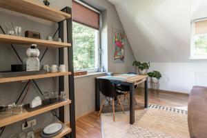 ein kleines Zimmer mit einem Tisch und einem Sofa in der Unterkunft Villa Eltins in Bad Bentheim
