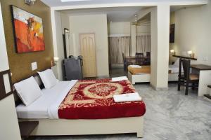 Hotel Ashlesh Manipal客房内的一张或多张床位