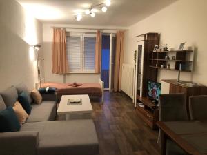 een woonkamer met een bank en een bed bij Apartmán Melody in Ústí nad Labem