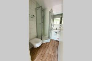 a bathroom with a toilet and a sink at MeerSinn - Familienzeit in Graal-Müritz in Gelbensande +30 photos