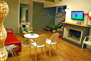 a living room with a couch and a fireplace at Nova Posada in Colonia del Sacramento