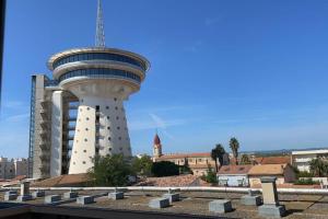 パラヴァ・レ・フロにあるL’HORIZON -Appartement 1ère ligne vue Mer Classe3*の市の前に塔のある建物