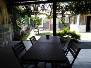 una mesa negra y sillas en un patio en Hospedaje Lolita, en San Pedro La Laguna