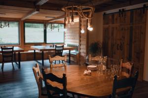 Reštaurácia alebo iné gastronomické zariadenie v ubytovaní Chata pod Obřím hradem