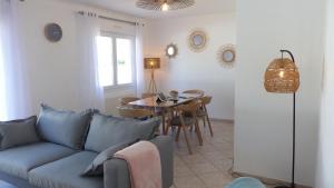 sala de estar con sofá y mesa en Penthièvre - Maison 6 pers avec Jacuzzi, proche des plages, en Saint-Pierre-Quiberon
