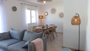 salon z kanapą i stołem w obiekcie Penthièvre - Maison 6 pers avec Jacuzzi, proche des plages w mieście Saint-Pierre-Quiberon