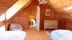 sypialnia z 2 łóżkami na drewnianym poddaszu w obiekcie Penthièvre - Maison 6 pers avec Jacuzzi, proche des plages w mieście Saint-Pierre-Quiberon