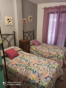 Un dormitorio con dos camas y una ventana. en My Love, en Arenas de San Pedro