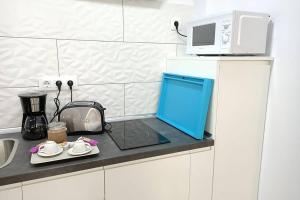 a microwave sitting on top of a kitchen counter at Precioso apartamento a 150 metros de la Playa in Las Palmas de Gran Canaria