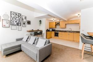 a living room with a couch and a kitchen at Stunning Wensum Apartment, Amazing Location in Norwich