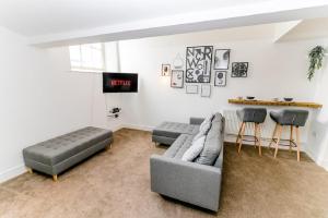 un soggiorno con divano e 2 sgabelli di Stunning Wensum Apartment, Amazing Location a Norwich