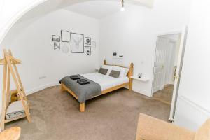 una camera con letto al centro della stanza di Stunning Wensum Apartment, Amazing Location a Norwich