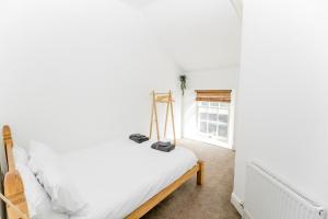 諾里奇的住宿－Stunning Wensum Apartment, Amazing Location，一间卧室设有一张床和一个窗口