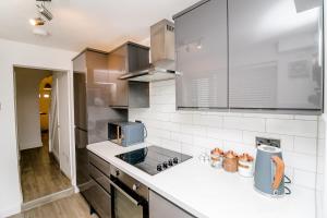 cocina con encimeras blancas y fogones en New city house, great location - with parking, en Norwich