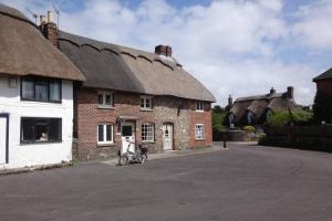 una bicicleta estacionada frente a un edificio de ladrillo en Self contained annex with bedroom bathroom sitting room and kitchenette, en Emsworth