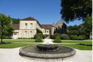 Photo de la galerie de l'établissement Charmante maison bourguignonne avec grand jardin et parking, à Montbard