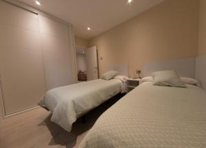Posteľ alebo postele v izbe v ubytovaní Apartamentos Palacio de Yolanda