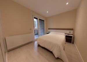 Posteľ alebo postele v izbe v ubytovaní Apartamentos Palacio de Yolanda