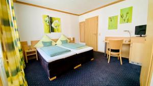 um quarto de hotel com uma cama e uma secretária em otto - bed & breakfast em Ottobeuren