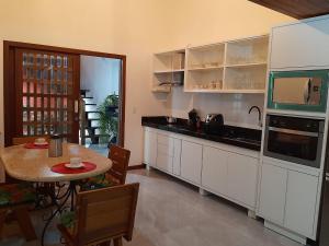 uma cozinha com uma mesa e uma bancada em Loft Colibri Mucugê em Mucugê