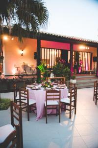 Reštaurácia alebo iné gastronomické zariadenie v ubytovaní Mansão de Pirah Suites