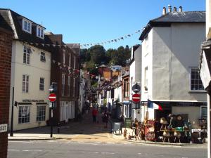 Una calle en una ciudad con gente caminando por la calle en The Old King's Head with free parking en Hastings