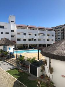 - Vistas a un hotel con piscina en Resort Villa da praia apto 30 arraial do cabo en Arraial do Cabo
