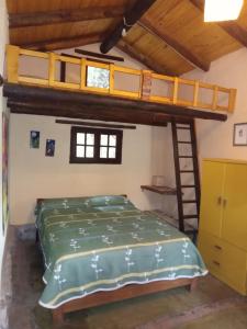 1 dormitorio con 1 litera en una habitación en Casita Los Retoños en San Marcos Sierras en San Marcos Sierras