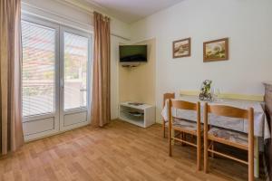 TV a/nebo společenská místnost v ubytování Apartments Anica
