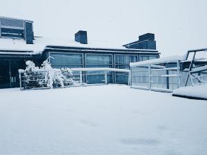 un patio cubierto de nieve con un edificio en el fondo en Vilavella Hotel & Spa, en Vilavella