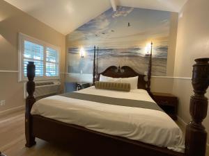 A bed or beds in a room at Escondido Inn
