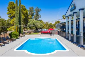 Swimming pool sa o malapit sa Days Inn by Wyndham Red Bluff