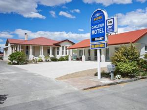 戈尔ASURE Oakleigh Motel的汽车旅馆前的街道标志