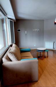 una sala de estar con un sofá y una mesa en Departamento Bariloche centro, en San Carlos de Bariloche 1 foto más