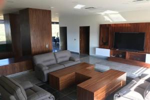 a living room with a couch and a coffee table at Penthouse en Irapuato in Irapuato