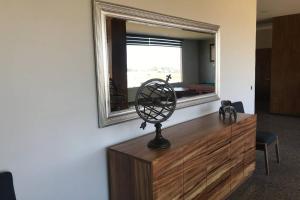 a dresser with a mirror and a fan on top of it at Penthouse en Irapuato in Irapuato