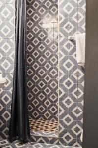 uma casa de banho com um chuveiro e uma parede em azulejo em Carole Motel em Savannah