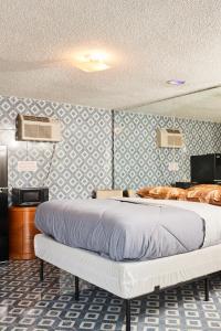 a bedroom with a bed and a wall at Carole Motel in Savannah