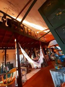 Zimmer mit einer Hängematte an der Decke in der Unterkunft Refúgio conexão natureza! Chalet amplo e confortável ;) in Eldorado do Sul 