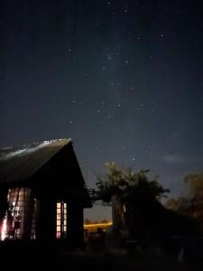 eine nächtliche Aussicht auf ein Haus mit den Sternen am Himmel in der Unterkunft Refúgio conexão natureza! Chalet amplo e confortável ;) in Eldorado do Sul 