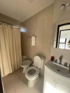 uma casa de banho branca com um WC e um lavatório em DEPTO CON INCREIBLE VISTA!! Y UBICACION!! em Salta