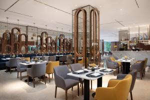 南京东方珍珠voco酒店餐厅或其他用餐的地方