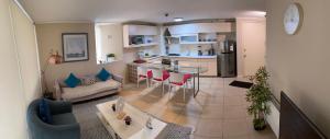 a living room and a kitchen with a table and chairs at Laguna Bahia Algarrobo in Algarrobo
