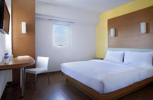 Letto o letti in una camera di Amaris Hotel Cirebon