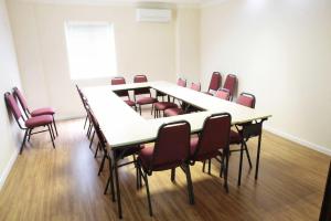 a conference room with a long table and chairs at Avenida Palace Hotel in Joinville