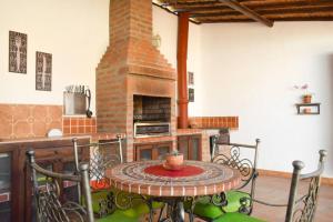 una cucina con tavolo e forno in mattoni di Casa Jericó Zapatoca a Zapatoca