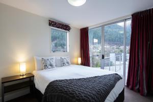 เตียงในห้องที่ The Whistler Holiday Apartments