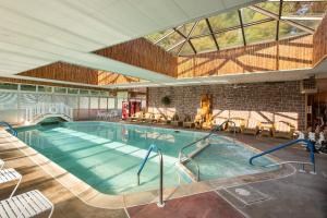 - une grande piscine dans un grand bâtiment dans l'établissement Sun Retreats Lancaster County, à Narvon